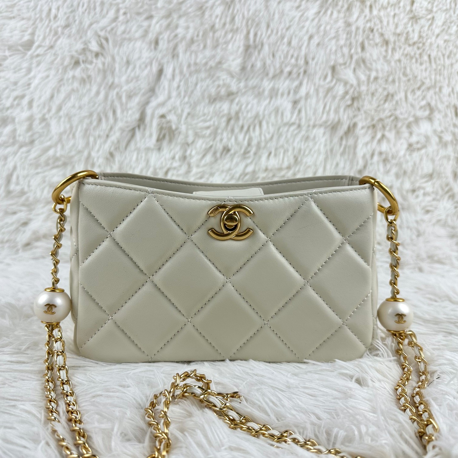 CHANEL24S Pearl Adjustable Buckle Hobo Bag 768 white color