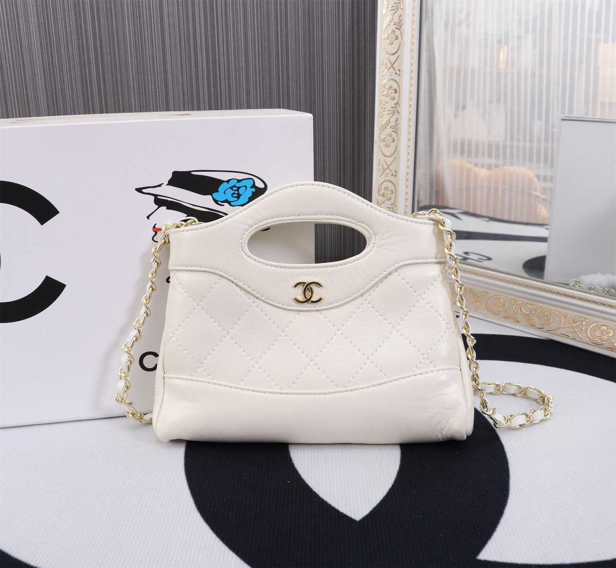 Chanel Fall/Winter Calfskin Handbag 8938 cream color